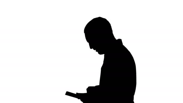 Silhouette Portrait de médecin masculin marchant et utilisant une tablette numérique . — Video