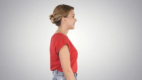 Caminante mujer en jeans y camiseta sobre fondo degradado. —  Fotos de Stock