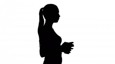 Siluet rahat stil sahibi iş kadını kahve içiyor..