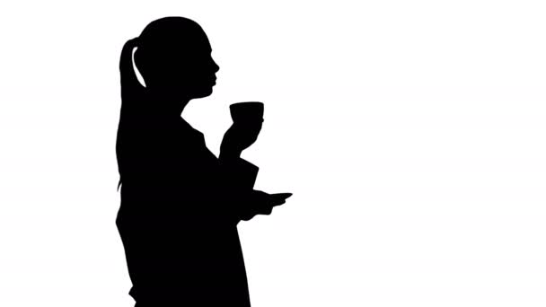 Silhouette Νεαρή νοσοκόμα χαλαρώνοντας πίνοντας καφέ ή τσάι ενώ περπατάτε. — Αρχείο Βίντεο