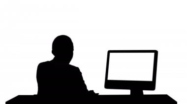 Office ekrana bakarak çalışan siluet kadın.