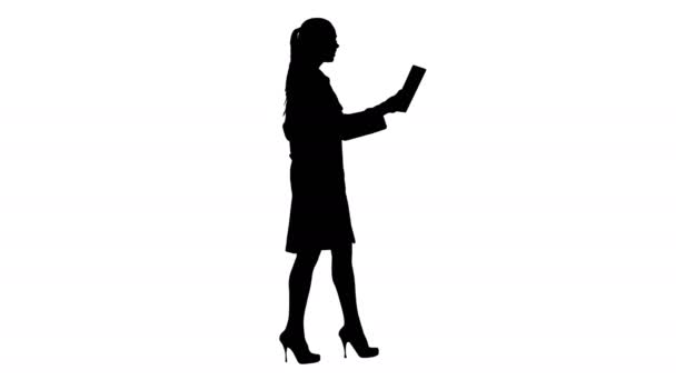Silueta mladá žena doktor držení tabletu v ruce a video volání. — Stock video