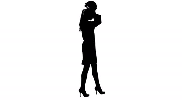 Silhouette Femme en robe blanche portant un casque tout en marchant. — Video