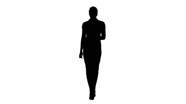 Silhouette Joven mujer de negocios segura caminando. — Vídeo de stock