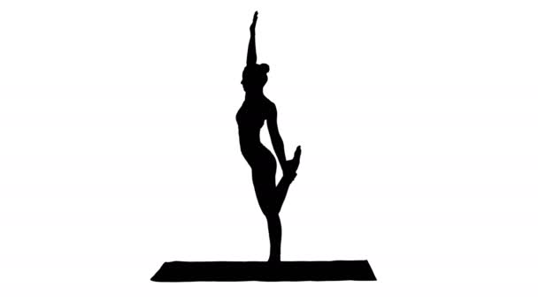 Silhouette Slim mujer de pie en pose de yoga dandayamana dhanurasana . — Vídeos de Stock