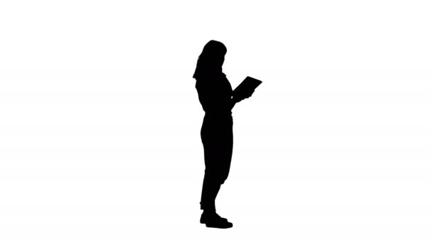 Mulher silhueta em casual usando tablet . — Vídeo de Stock