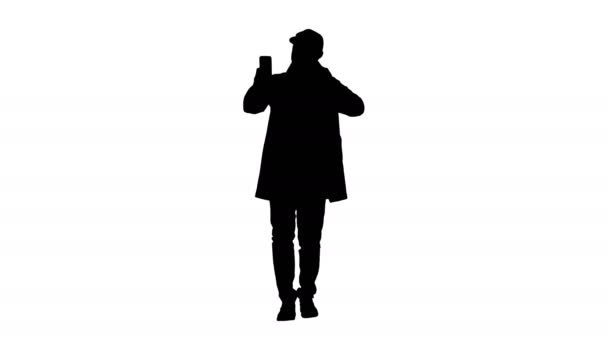 Silhouette Homme joyeux en manteau prenant des photos selfie . — Video