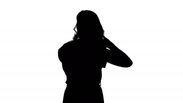 Silhouette positiva e sensuale caucasica bionda donna guardando ed esaminando il suo viso e capelli . — Video Stock