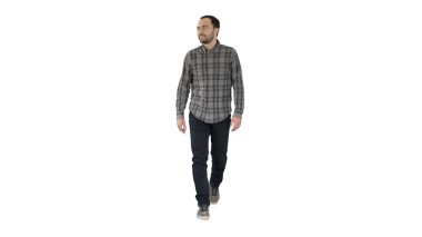 Kot pantolon ve gömlek yürüyüş ve taraf için beyaz arka plan üzerinde seyir rahat rahat adam.