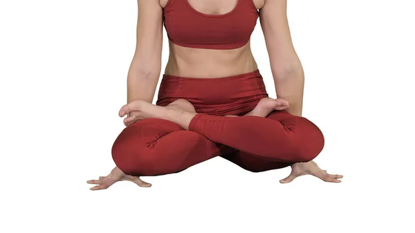 Deportiva atractiva mujer practicando yoga, de pie en el ejercicio Escala, Tolasana pose sobre fondo blanco . —  Fotos de Stock