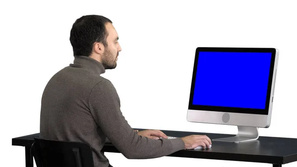 Podnikatel, pracovat s počítačem, bílým pozadím. Modrá obrazovka Mock-up Display. — Stock fotografie