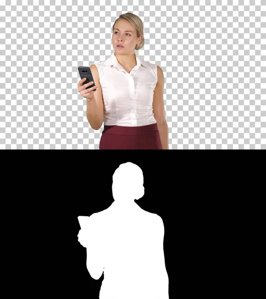 Jonge vrouw kijken naar smartphone denken en lezen, alfakanaal — Stockfoto