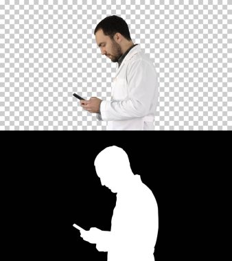 Yürüyen doktor ya da hemşire Alpha Channel 'da cep telefonunda mesaj atıyor.