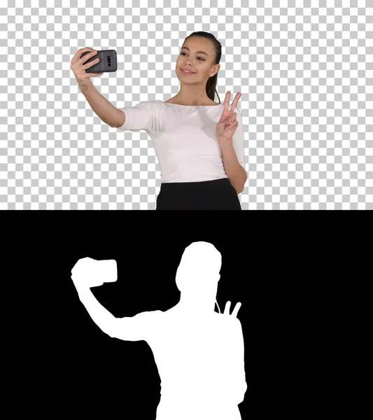 Lächelnde attraktive Frau, die beim Gehen ein Selfie macht, Alpha Channel — Stockfoto