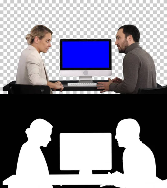 有会议的商务人士周围的电脑显示器谈论什么是在屏幕上, 阿尔法频道。蓝屏模拟显示. — 图库照片