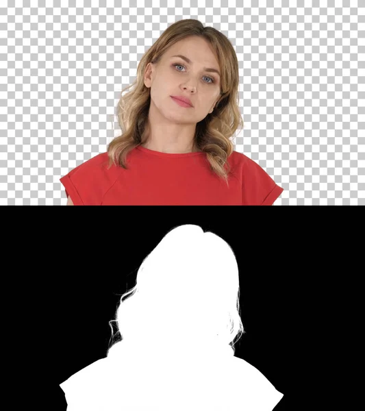 Jonge vrouw loopt rood t-shirt, camera, Alpha Channel kijken — Stockfoto