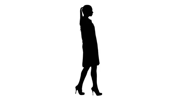 Silhouette Docteur esthéticienne en robe blanche marche. — Photo