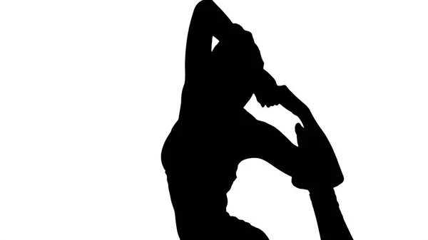 Silhouette schöne junge Frau macht Eka Pada Rajakapotasana Yoga-Pose, einbeinige Königstaubenhaltung. — Stockfoto