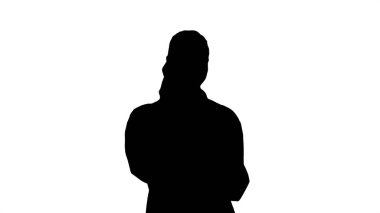 Siluet Gülümseyen kadın doktor telefonda konuşurken yürürken.