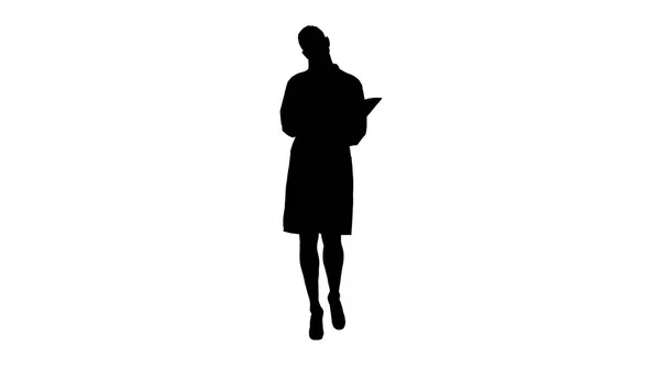 Silhouette Jeune femme médecin expressive avec idée créative tenant un cahier et marchant . — Photo