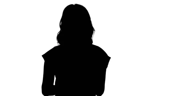 Silhouette Lady indossa una t-shirt rossa con una tavoletta tra le mani con un viso serio che parla con la fotocamera . — Foto Stock