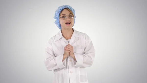 Médico mulher, profissional médico explicando algo sobre fundo gradiente . — Fotografia de Stock