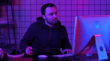 Casual bilgisayar ile uzman kodlama ve bilgi uygun yazılım oluşturmak için kodlama sırasında telefonla konuşuyor.