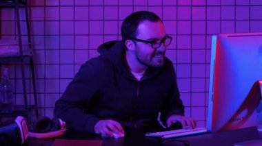 Oyuncu oyun oynuyor. Çok heyecanlı ve oyun hakkında yorum yapıyor..