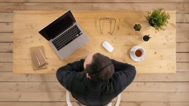 Operatore di call center parlando e lavorando sul computer portatile . — Video Stock