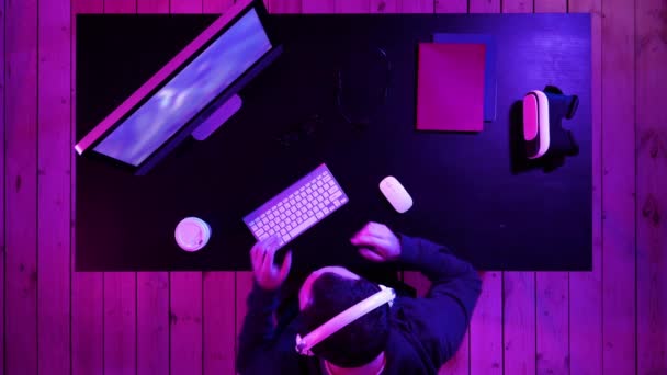 Χαρούμενη gamer τύπος παίζοντας βιντεοπαιχνίδια στον υπολογιστή και να δείχνει τον αντίχειρα έως τα φωτογραφικών μηχανών. — Αρχείο Βίντεο
