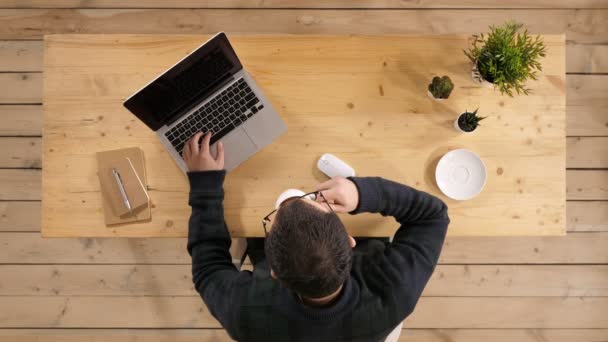 Casual homme étouffant dans le bureau . — Video