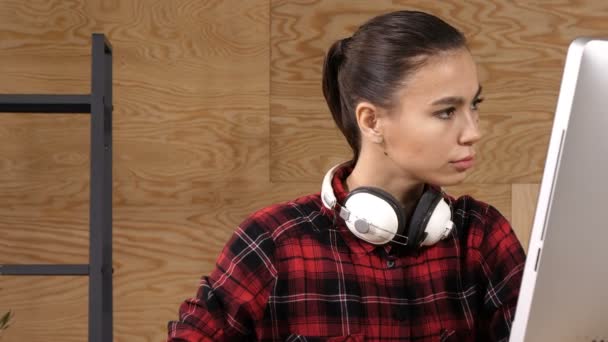 Jovem mulher bonita ouvir música com fones de ouvido. — Vídeo de Stock