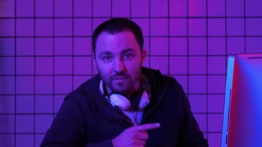 Oyun, hacker, hakkında en iyi yazılım, oyun, program bilgisayarın ekranında konuşan programcı.