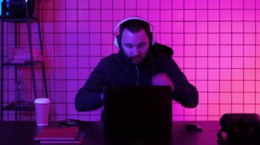 Oyunu kulaklıklı oyuncu yayınlıyor.