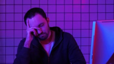 Ciddi oyun sakallı yorgun ama oyunu oynamaya devam etmek istekli.