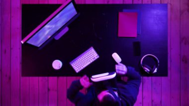 Sanal gerçeklik gözlüğü takan yakışıklı genç adam nesneleri manipüle ediyor..