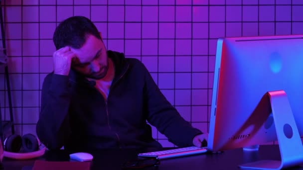 Молодий чоловік програміст або хакер, що працює на комп'ютері вночі . — стокове відео