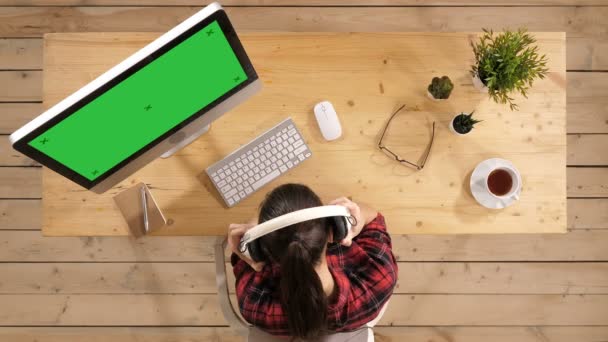 Розслаблена бізнес-леді слухає музику в навушниках на перерві на роботі. дисплей " Зелений екран " . — стокове відео