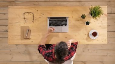 Güzel Freelancer kadın poz ve küçük bir ofis masaüstünde veya evde mikrofon ile kulaklık ile hat üzerinde çalışıyor.