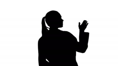 Sunulması ve ürün veya metin gösterilen siluet genç tıp doktoru kadın.