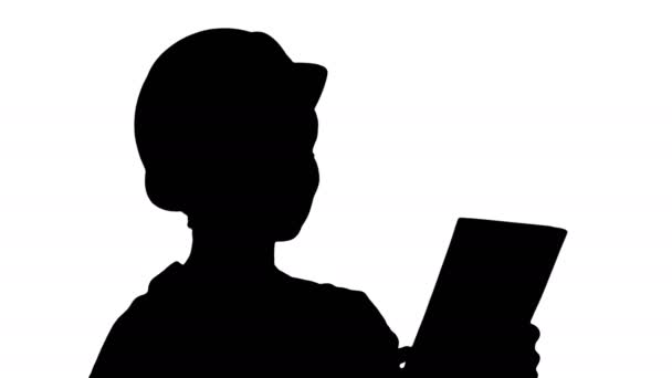 Силуэт Женщина-конструктор с планшетным компьютером на строительной площадке . — стоковое видео
