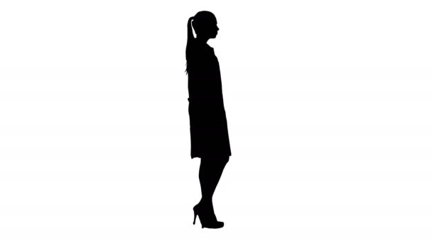 Silhouette medico estetista in una veste bianca sta camminando. — Video Stock