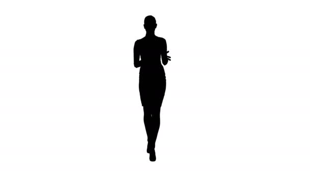 Silhouette Femme d'affaires marchant et parlant à la caméra expliquant ou présentant . — Video