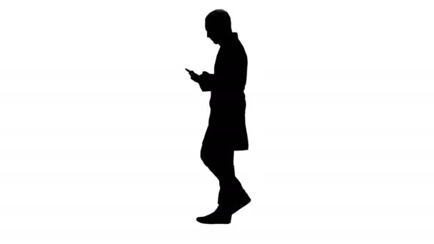 Silhueta Médico masculino andando e usando telefone celular . — Vídeo de Stock