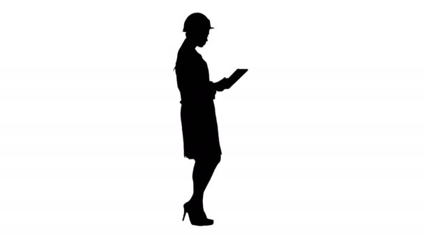 Sylwetka inżynier młoda kobieta spaceru z tabletów ogląda obiektów wokół. — Wideo stockowe