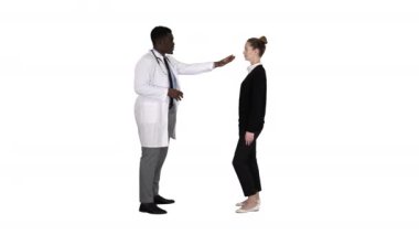 Doktor iyi haberler veriyor ve hasta beyaz arka planda ayrılıyor..