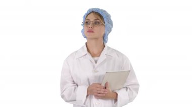 Kadın doktor elinde tablet, beyaz arka planda yürüyor..