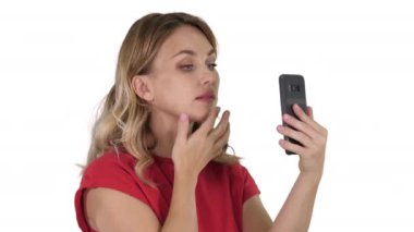 Güzel kadın çiftleşmek beyaz arka planda bir ayna gibi onu telefon kullanarak.