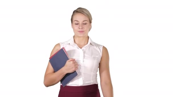 Schöne junge Frau mit Notizbüchern zu Fuß auf weißem Hintergrund. — Stockvideo