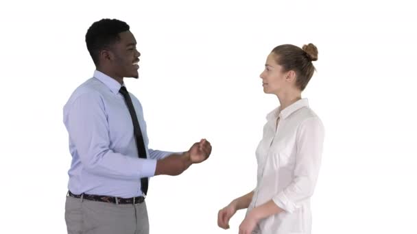 Empresario afroamericano explicando algo a su colega sobre fondo blanco . — Vídeo de stock